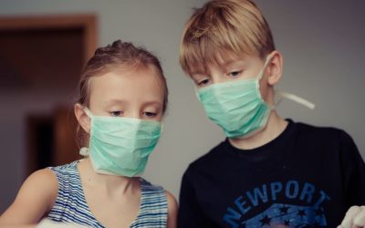 ¿Qué síntomas del coronavirus presentan los niños?