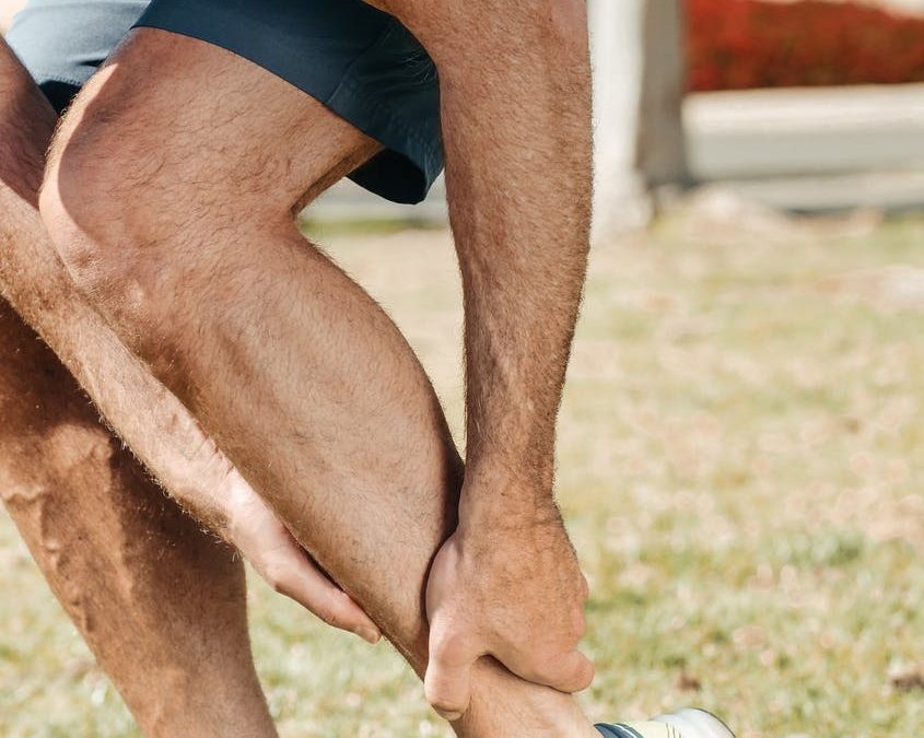 ¿Es mejor usar o no usar tobillera después de un esguince de tobillo para la vuelta a la ejecución de la práctica deportiva?